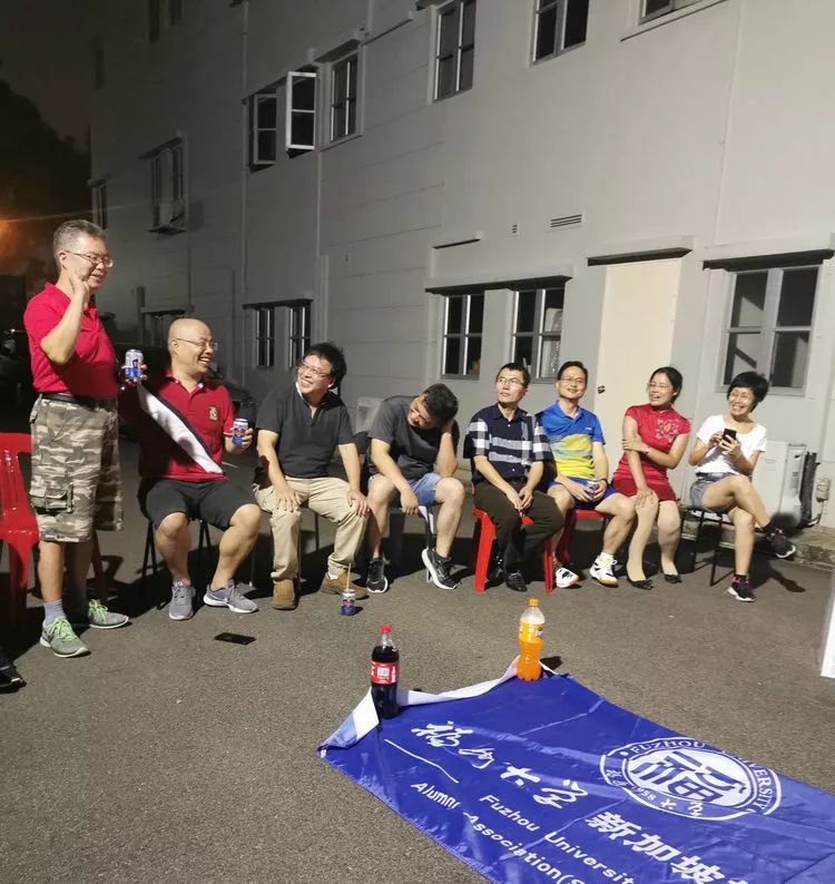 秋月朦朦秋月忙，校友狮城博饼欢