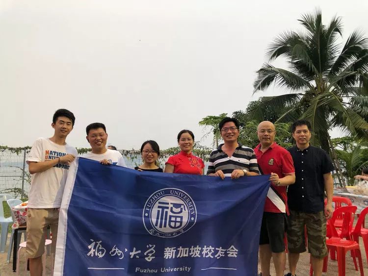 秋月朦朦秋月忙，校友狮城博饼欢