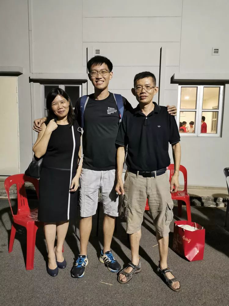 秋月朦朦秋月忙，校友狮城博饼欢