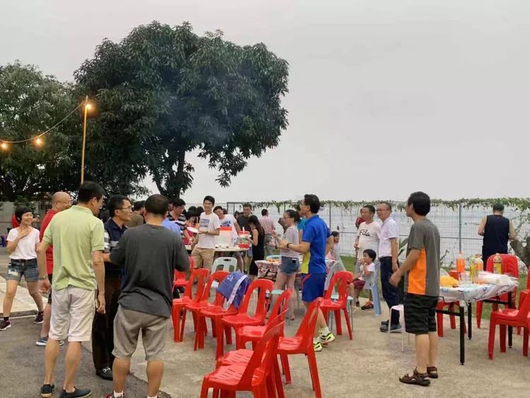 秋月朦朦秋月忙，校友狮城博饼欢