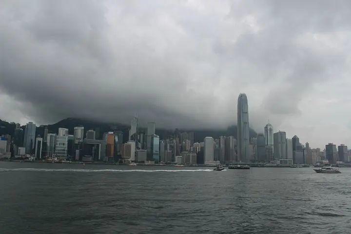 香港本地券商，频频结业，牌照价格大跌